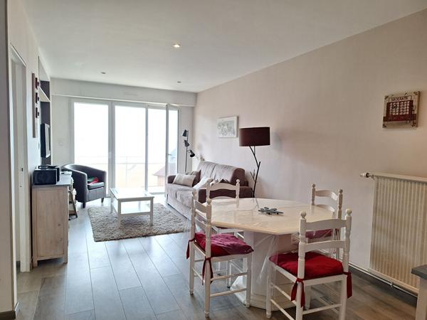 A LOUER SAINT MALO ROCHEBONNE T2 MEUBLE  LOUE DE SEPTEMBRE A JUIN 2027.  PARKING ET BALCON VUE MER