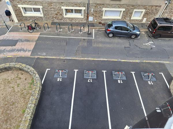 A LOUER SAINT MALO ROCHEBONNE T2 MEUBLE  LOUE DE SEPTEMBRE A JUIN 2027.  PARKING ET BALCON VUE MER