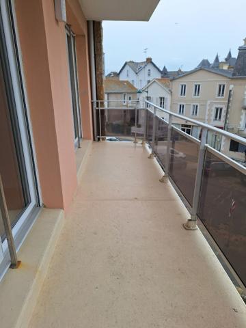 A LOUER SAINT MALO ROCHEBONNE T2 MEUBLE  LOUE DE SEPTEMBRE A JUIN 2027.  PARKING ET BALCON VUE MER
