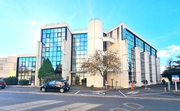 1 000 €/ M2 Bureaux 287 M2 accès PMR , 6 places de parking privées !!!,  
Niort 79000