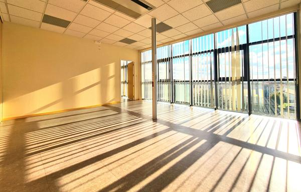 1 000 €/ M2 Bureaux 287 M2 accès PMR , 6 places de parking privées !!!,  
Niort 79000