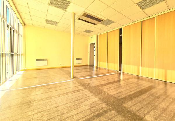 1 000 €/ M2 Bureaux 287 M2 accès PMR , 6 places de parking privées !!!,  
Niort 79000