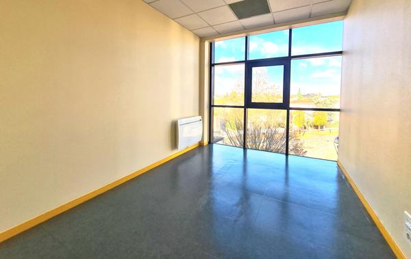 1 000 €/ M2 Bureaux 287 M2 accès PMR , 6 places de parking privées !!!,  
Niort 79000