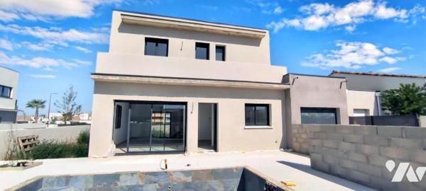 A SAUVIAN (34), à 15 minutes de BEZIERS, une maison neuve de 114 m², 4 chambres, garage et piscine.