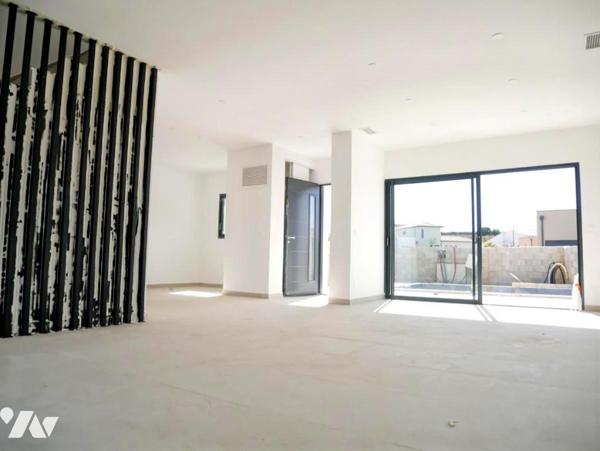 A SAUVIAN (34), à 15 minutes de BEZIERS, une maison neuve de 114 m², 4 chambres, garage et piscine.