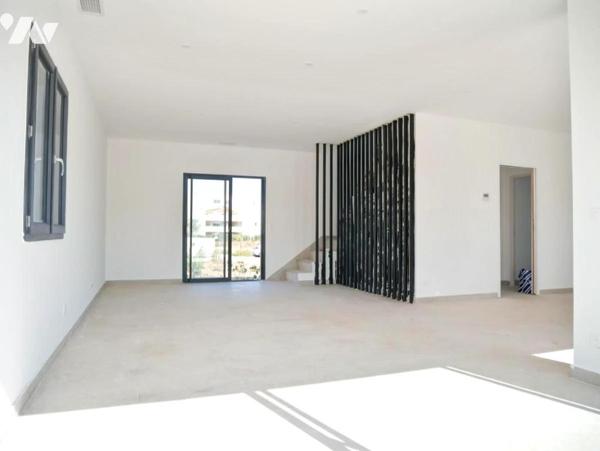 A SAUVIAN (34), à 15 minutes de BEZIERS, une maison neuve de 114 m², 4 chambres, garage et piscine.