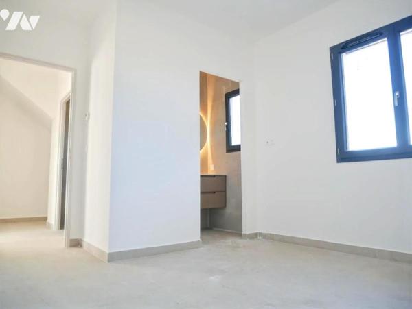 A SAUVIAN (34), à 15 minutes de BEZIERS, une maison neuve de 114 m², 4 chambres, garage et piscine.