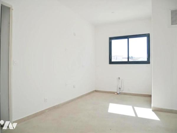 A SAUVIAN (34), à 15 minutes de BEZIERS, une maison neuve de 114 m², 4 chambres, garage et piscine.