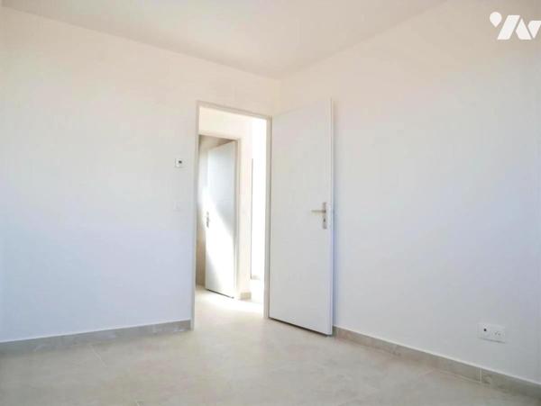 A SAUVIAN (34), à 15 minutes de BEZIERS, une maison neuve de 114 m², 4 chambres, garage et piscine.