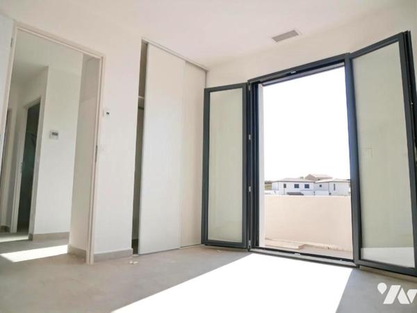 A SAUVIAN (34), à 15 minutes de BEZIERS, une maison neuve de 114 m², 4 chambres, garage et piscine.