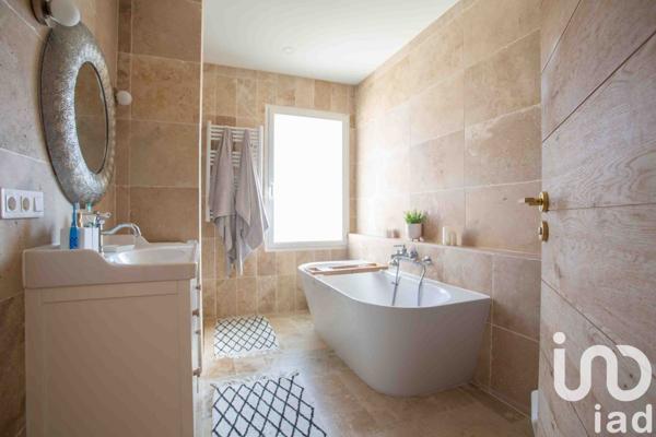 Maison 4 pièces de 128 m² à Rochefort-du-Gard (30650)