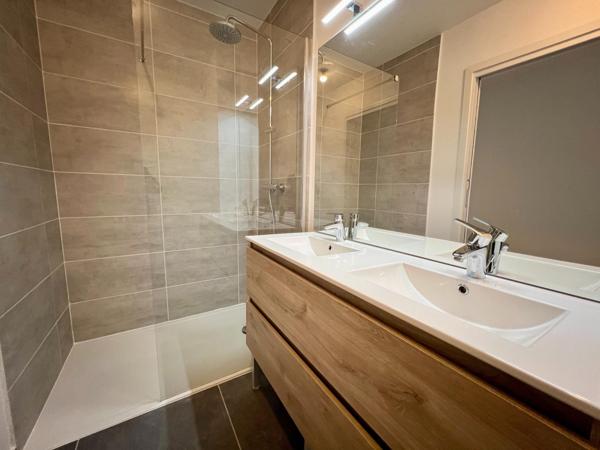 Frais de notaire offerts - Remise de 20 000€ à déduire du prix affiché - Maison avec jardin, garage, DPE A, climatisation