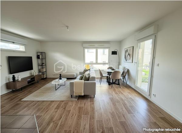 RARE SUR LE SECTEUR – EMPLACEMENT IDÉAL !

À seulement 50 mètres des commerces de proximité et à 1 minute de la rocade, cet appartement T3 bénéficie d’un emplacement particulièrement recherché, avec également un plan d’eau à proximité, idéal pour les balades et les moments de détente.

Situé au sein d’une résidence de trois étages construite en 2014, cet appartement offre un cadre de vie pratique et agréable.

Vous découvrirez une entrée avec placard, une belle pièce de vie orientée sud-ouest avec espace cuisine, ouvrant directement sur une terrasse d’environ 7 m².

L’espace nuit propose deux chambres avec accès balcon ainsi qu’une salle de bains et un wc séparé aux normes PMR.

Un box fermé en sous-sol vient compléter ce bien et apporte un véritable confort au quotidien.

LES + :
✔ Commerces à 50 m
✔ Rocade à 1 min
✔ Plan d’eau à proximité
✔ Résidence récente de 2014
✔ Terrasse exposée sud-ouest
✔ 2 chambres
✔ Box fermé en sous-sol

Un appartement idéal pour une résidence principale comme pour un investissement !

Votre conseiller est disponible 7j/7 pour vous renseigner et organiser votre visite.