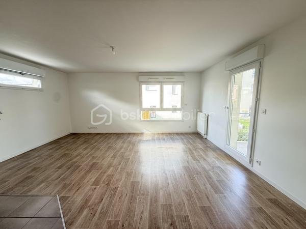 RARE SUR LE SECTEUR – EMPLACEMENT IDÉAL !

À seulement 50 mètres des commerces de proximité et à 1 minute de la rocade, cet appartement T3 bénéficie d’un emplacement particulièrement recherché, avec également un plan d’eau à proximité, idéal pour les balades et les moments de détente.

Situé au sein d’une résidence de trois étages construite en 2014, cet appartement offre un cadre de vie pratique et agréable.

Vous découvrirez une entrée avec placard, une belle pièce de vie orientée sud-ouest avec espace cuisine, ouvrant directement sur une terrasse d’environ 7 m².

L’espace nuit propose deux chambres avec accès balcon ainsi qu’une salle de bains et un wc séparé aux normes PMR.

Un box fermé en sous-sol vient compléter ce bien et apporte un véritable confort au quotidien.

LES + :
✔ Commerces à 50 m
✔ Rocade à 1 min
✔ Plan d’eau à proximité
✔ Résidence récente de 2014
✔ Terrasse exposée sud-ouest
✔ 2 chambres
✔ Box fermé en sous-sol

Un appartement idéal pour une résidence principale comme pour un investissement !

Votre conseiller est disponible 7j/7 pour vous renseigner et organiser votre visite.