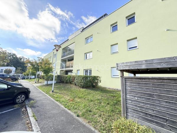 RARE SUR LE SECTEUR – EMPLACEMENT IDÉAL !

À seulement 50 mètres des commerces de proximité et à 1 minute de la rocade, cet appartement T3 bénéficie d’un emplacement particulièrement recherché, avec également un plan d’eau à proximité, idéal pour les balades et les moments de détente.

Situé au sein d’une résidence de trois étages construite en 2014, cet appartement offre un cadre de vie pratique et agréable.

Vous découvrirez une entrée avec placard, une belle pièce de vie orientée sud-ouest avec espace cuisine, ouvrant directement sur une terrasse d’environ 7 m².

L’espace nuit propose deux chambres avec accès balcon ainsi qu’une salle de bains et un wc séparé aux normes PMR.

Un box fermé en sous-sol vient compléter ce bien et apporte un véritable confort au quotidien.

LES + :
✔ Commerces à 50 m
✔ Rocade à 1 min
✔ Plan d’eau à proximité
✔ Résidence récente de 2014
✔ Terrasse exposée sud-ouest
✔ 2 chambres
✔ Box fermé en sous-sol

Un appartement idéal pour une résidence principale comme pour un investissement !

Votre conseiller est disponible 7j/7 pour vous renseigner et organiser votre visite.