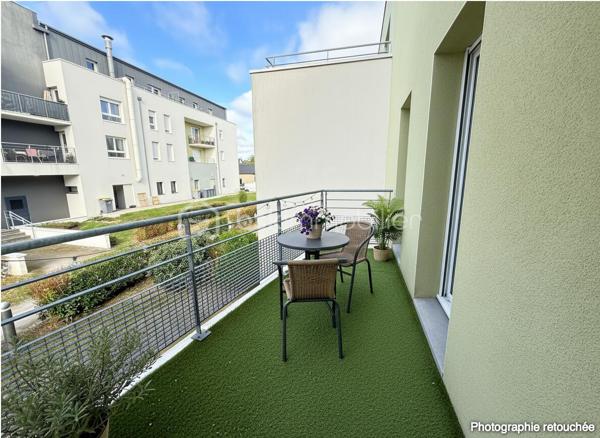 RARE SUR LE SECTEUR – EMPLACEMENT IDÉAL !

À seulement 50 mètres des commerces de proximité et à 1 minute de la rocade, cet appartement T3 bénéficie d’un emplacement particulièrement recherché, avec également un plan d’eau à proximité, idéal pour les balades et les moments de détente.

Situé au sein d’une résidence de trois étages construite en 2014, cet appartement offre un cadre de vie pratique et agréable.

Vous découvrirez une entrée avec placard, une belle pièce de vie orientée sud-ouest avec espace cuisine, ouvrant directement sur une terrasse d’environ 7 m².

L’espace nuit propose deux chambres avec accès balcon ainsi qu’une salle de bains et un wc séparé aux normes PMR.

Un box fermé en sous-sol vient compléter ce bien et apporte un véritable confort au quotidien.

LES + :
✔ Commerces à 50 m
✔ Rocade à 1 min
✔ Plan d’eau à proximité
✔ Résidence récente de 2014
✔ Terrasse exposée sud-ouest
✔ 2 chambres
✔ Box fermé en sous-sol

Un appartement idéal pour une résidence principale comme pour un investissement !

Votre conseiller est disponible 7j/7 pour vous renseigner et organiser votre visite.