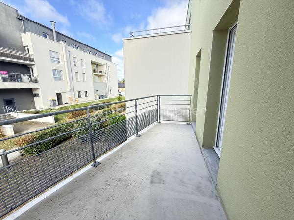 RARE SUR LE SECTEUR – EMPLACEMENT IDÉAL !

À seulement 50 mètres des commerces de proximité et à 1 minute de la rocade, cet appartement T3 bénéficie d’un emplacement particulièrement recherché, avec également un plan d’eau à proximité, idéal pour les balades et les moments de détente.

Situé au sein d’une résidence de trois étages construite en 2014, cet appartement offre un cadre de vie pratique et agréable.

Vous découvrirez une entrée avec placard, une belle pièce de vie orientée sud-ouest avec espace cuisine, ouvrant directement sur une terrasse d’environ 7 m².

L’espace nuit propose deux chambres avec accès balcon ainsi qu’une salle de bains et un wc séparé aux normes PMR.

Un box fermé en sous-sol vient compléter ce bien et apporte un véritable confort au quotidien.

LES + :
✔ Commerces à 50 m
✔ Rocade à 1 min
✔ Plan d’eau à proximité
✔ Résidence récente de 2014
✔ Terrasse exposée sud-ouest
✔ 2 chambres
✔ Box fermé en sous-sol

Un appartement idéal pour une résidence principale comme pour un investissement !

Votre conseiller est disponible 7j/7 pour vous renseigner et organiser votre visite.