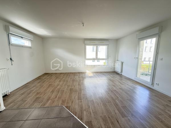 RARE SUR LE SECTEUR – EMPLACEMENT IDÉAL !

À seulement 50 mètres des commerces de proximité et à 1 minute de la rocade, cet appartement T3 bénéficie d’un emplacement particulièrement recherché, avec également un plan d’eau à proximité, idéal pour les balades et les moments de détente.

Situé au sein d’une résidence de trois étages construite en 2014, cet appartement offre un cadre de vie pratique et agréable.

Vous découvrirez une entrée avec placard, une belle pièce de vie orientée sud-ouest avec espace cuisine, ouvrant directement sur une terrasse d’environ 7 m².

L’espace nuit propose deux chambres avec accès balcon ainsi qu’une salle de bains et un wc séparé aux normes PMR.

Un box fermé en sous-sol vient compléter ce bien et apporte un véritable confort au quotidien.

LES + :
✔ Commerces à 50 m
✔ Rocade à 1 min
✔ Plan d’eau à proximité
✔ Résidence récente de 2014
✔ Terrasse exposée sud-ouest
✔ 2 chambres
✔ Box fermé en sous-sol

Un appartement idéal pour une résidence principale comme pour un investissement !

Votre conseiller est disponible 7j/7 pour vous renseigner et organiser votre visite.