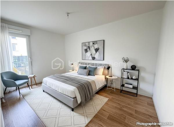 RARE SUR LE SECTEUR – EMPLACEMENT IDÉAL !

À seulement 50 mètres des commerces de proximité et à 1 minute de la rocade, cet appartement T3 bénéficie d’un emplacement particulièrement recherché, avec également un plan d’eau à proximité, idéal pour les balades et les moments de détente.

Situé au sein d’une résidence de trois étages construite en 2014, cet appartement offre un cadre de vie pratique et agréable.

Vous découvrirez une entrée avec placard, une belle pièce de vie orientée sud-ouest avec espace cuisine, ouvrant directement sur une terrasse d’environ 7 m².

L’espace nuit propose deux chambres avec accès balcon ainsi qu’une salle de bains et un wc séparé aux normes PMR.

Un box fermé en sous-sol vient compléter ce bien et apporte un véritable confort au quotidien.

LES + :
✔ Commerces à 50 m
✔ Rocade à 1 min
✔ Plan d’eau à proximité
✔ Résidence récente de 2014
✔ Terrasse exposée sud-ouest
✔ 2 chambres
✔ Box fermé en sous-sol

Un appartement idéal pour une résidence principale comme pour un investissement !

Votre conseiller est disponible 7j/7 pour vous renseigner et organiser votre visite.