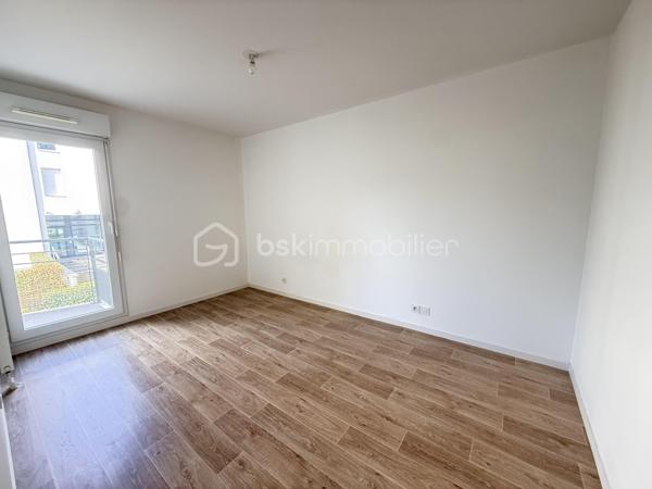 RARE SUR LE SECTEUR – EMPLACEMENT IDÉAL !

À seulement 50 mètres des commerces de proximité et à 1 minute de la rocade, cet appartement T3 bénéficie d’un emplacement particulièrement recherché, avec également un plan d’eau à proximité, idéal pour les balades et les moments de détente.

Situé au sein d’une résidence de trois étages construite en 2014, cet appartement offre un cadre de vie pratique et agréable.

Vous découvrirez une entrée avec placard, une belle pièce de vie orientée sud-ouest avec espace cuisine, ouvrant directement sur une terrasse d’environ 7 m².

L’espace nuit propose deux chambres avec accès balcon ainsi qu’une salle de bains et un wc séparé aux normes PMR.

Un box fermé en sous-sol vient compléter ce bien et apporte un véritable confort au quotidien.

LES + :
✔ Commerces à 50 m
✔ Rocade à 1 min
✔ Plan d’eau à proximité
✔ Résidence récente de 2014
✔ Terrasse exposée sud-ouest
✔ 2 chambres
✔ Box fermé en sous-sol

Un appartement idéal pour une résidence principale comme pour un investissement !

Votre conseiller est disponible 7j/7 pour vous renseigner et organiser votre visite.