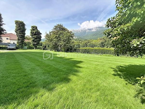EXCLUSIVITÉ sur CLAIX  (proche du parc de la bâtie): Terrain constructible de 356m2, plat et bien exposé, situé dans un environnement calme .

Le terrain et  non viabilisé, mais les réseaux se trouvent à proximité immédiate facilitant les raccordements.

Vous apprécierez son emplacement pratique avec:
- Transports en commun accessibles à pied
- Rocade à 2 min en voiture
- Parc de la bâtie proche

Le terrain permet d'envisager la construction d'une maison individuelle d'environ 90m2, offrant un bel équilibre entre espace de vie et extérieur.
Un projet de construction a déjà été étudié par un constructeur et pourra être présenté aux acquéreurs intéressés. Cette étude constitue une source d'inspiration et un gain de temps pour votre futur projet, sans aucune obligation.

Pour plus d'informations ou organiser une visite merci de me contacter de préférence par téléphone.