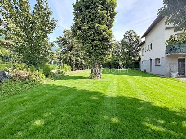 EXCLUSIVITÉ sur CLAIX  (proche du parc de la bâtie): Terrain constructible de 356m2, plat et bien exposé, situé dans un environnement calme .

Le terrain et  non viabilisé, mais les réseaux se trouvent à proximité immédiate facilitant les raccordements.

Vous apprécierez son emplacement pratique avec:
- Transports en commun accessibles à pied
- Rocade à 2 min en voiture
- Parc de la bâtie proche

Le terrain permet d'envisager la construction d'une maison individuelle d'environ 90m2, offrant un bel équilibre entre espace de vie et extérieur.
Un projet de construction a déjà été étudié par un constructeur et pourra être présenté aux acquéreurs intéressés. Cette étude constitue une source d'inspiration et un gain de temps pour votre futur projet, sans aucune obligation.

Pour plus d'informations ou organiser une visite merci de me contacter de préférence par téléphone.