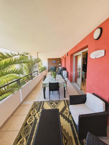 Situé à La Couronne, dans un environnement calme et recherché à seulement quelques minutes à pied de la mer, découvrez ce bel appartement T3 de 67 m² au 1er étage avec ascenseur d’une résidence récente et sécurisée construite en 2011.

Dès l’entrée, vous serez séduits par une agréable pièce de vie lumineuse d’environ 31 m² comprenant un séjour spacieux et une cuisine ouverte entièrement équipée et aménagée, offrant un espace convivial et fonctionnel.

L’espace nuit se compose de deux chambres confortables de 12 m² et 9 m², d’une salle de bain équipée à la fois d’une douche et d’une baignoire, ainsi que d’un WC séparé.

L’atout coup de cœur de ce bien : une exceptionnelle terrasse couverte de 40 m², parfaitement protégée et pensée comme une véritable pièce de vie supplémentaire, à profiter en toute saison.

L’appartement est en très bon état général et dispose également :

- d’une climatisation réversible,
- d’un garage fermé,
- d’une place de parking extérieure privative.

Un bien rare sur le secteur, idéal pour une résidence principale, secondaire ou un investissement à proximité immédiate du littoral.

À visiter sans tarder !