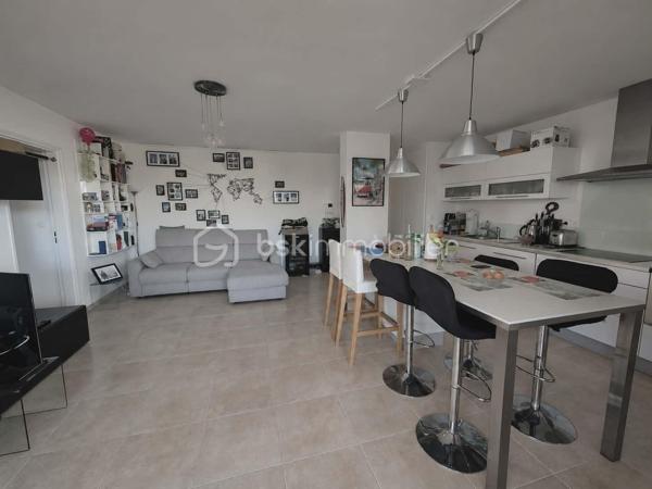 Situé à La Couronne, dans un environnement calme et recherché à seulement quelques minutes à pied de la mer, découvrez ce bel appartement T3 de 67 m² au 1er étage avec ascenseur d’une résidence récente et sécurisée construite en 2011.

Dès l’entrée, vous serez séduits par une agréable pièce de vie lumineuse d’environ 31 m² comprenant un séjour spacieux et une cuisine ouverte entièrement équipée et aménagée, offrant un espace convivial et fonctionnel.

L’espace nuit se compose de deux chambres confortables de 12 m² et 9 m², d’une salle de bain équipée à la fois d’une douche et d’une baignoire, ainsi que d’un WC séparé.

L’atout coup de cœur de ce bien : une exceptionnelle terrasse couverte de 40 m², parfaitement protégée et pensée comme une véritable pièce de vie supplémentaire, à profiter en toute saison.

L’appartement est en très bon état général et dispose également :

- d’une climatisation réversible,
- d’un garage fermé,
- d’une place de parking extérieure privative.

Un bien rare sur le secteur, idéal pour une résidence principale, secondaire ou un investissement à proximité immédiate du littoral.

À visiter sans tarder !