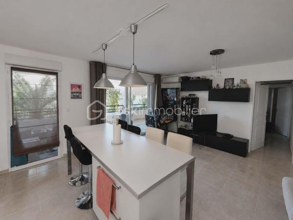 Situé à La Couronne, dans un environnement calme et recherché à seulement quelques minutes à pied de la mer, découvrez ce bel appartement T3 de 67 m² au 1er étage avec ascenseur d’une résidence récente et sécurisée construite en 2011.

Dès l’entrée, vous serez séduits par une agréable pièce de vie lumineuse d’environ 31 m² comprenant un séjour spacieux et une cuisine ouverte entièrement équipée et aménagée, offrant un espace convivial et fonctionnel.

L’espace nuit se compose de deux chambres confortables de 12 m² et 9 m², d’une salle de bain équipée à la fois d’une douche et d’une baignoire, ainsi que d’un WC séparé.

L’atout coup de cœur de ce bien : une exceptionnelle terrasse couverte de 40 m², parfaitement protégée et pensée comme une véritable pièce de vie supplémentaire, à profiter en toute saison.

L’appartement est en très bon état général et dispose également :

- d’une climatisation réversible,
- d’un garage fermé,
- d’une place de parking extérieure privative.

Un bien rare sur le secteur, idéal pour une résidence principale, secondaire ou un investissement à proximité immédiate du littoral.

À visiter sans tarder !