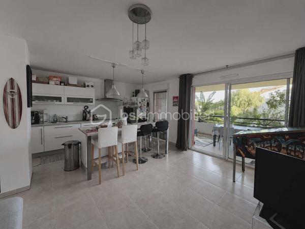 Situé à La Couronne, dans un environnement calme et recherché à seulement quelques minutes à pied de la mer, découvrez ce bel appartement T3 de 67 m² au 1er étage avec ascenseur d’une résidence récente et sécurisée construite en 2011.

Dès l’entrée, vous serez séduits par une agréable pièce de vie lumineuse d’environ 31 m² comprenant un séjour spacieux et une cuisine ouverte entièrement équipée et aménagée, offrant un espace convivial et fonctionnel.

L’espace nuit se compose de deux chambres confortables de 12 m² et 9 m², d’une salle de bain équipée à la fois d’une douche et d’une baignoire, ainsi que d’un WC séparé.

L’atout coup de cœur de ce bien : une exceptionnelle terrasse couverte de 40 m², parfaitement protégée et pensée comme une véritable pièce de vie supplémentaire, à profiter en toute saison.

L’appartement est en très bon état général et dispose également :

- d’une climatisation réversible,
- d’un garage fermé,
- d’une place de parking extérieure privative.

Un bien rare sur le secteur, idéal pour une résidence principale, secondaire ou un investissement à proximité immédiate du littoral.

À visiter sans tarder !