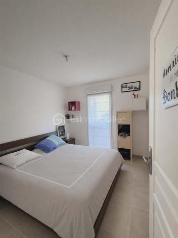 Situé à La Couronne, dans un environnement calme et recherché à seulement quelques minutes à pied de la mer, découvrez ce bel appartement T3 de 67 m² au 1er étage avec ascenseur d’une résidence récente et sécurisée construite en 2011.

Dès l’entrée, vous serez séduits par une agréable pièce de vie lumineuse d’environ 31 m² comprenant un séjour spacieux et une cuisine ouverte entièrement équipée et aménagée, offrant un espace convivial et fonctionnel.

L’espace nuit se compose de deux chambres confortables de 12 m² et 9 m², d’une salle de bain équipée à la fois d’une douche et d’une baignoire, ainsi que d’un WC séparé.

L’atout coup de cœur de ce bien : une exceptionnelle terrasse couverte de 40 m², parfaitement protégée et pensée comme une véritable pièce de vie supplémentaire, à profiter en toute saison.

L’appartement est en très bon état général et dispose également :

- d’une climatisation réversible,
- d’un garage fermé,
- d’une place de parking extérieure privative.

Un bien rare sur le secteur, idéal pour une résidence principale, secondaire ou un investissement à proximité immédiate du littoral.

À visiter sans tarder !