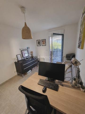 Situé à La Couronne, dans un environnement calme et recherché à seulement quelques minutes à pied de la mer, découvrez ce bel appartement T3 de 67 m² au 1er étage avec ascenseur d’une résidence récente et sécurisée construite en 2011.

Dès l’entrée, vous serez séduits par une agréable pièce de vie lumineuse d’environ 31 m² comprenant un séjour spacieux et une cuisine ouverte entièrement équipée et aménagée, offrant un espace convivial et fonctionnel.

L’espace nuit se compose de deux chambres confortables de 12 m² et 9 m², d’une salle de bain équipée à la fois d’une douche et d’une baignoire, ainsi que d’un WC séparé.

L’atout coup de cœur de ce bien : une exceptionnelle terrasse couverte de 40 m², parfaitement protégée et pensée comme une véritable pièce de vie supplémentaire, à profiter en toute saison.

L’appartement est en très bon état général et dispose également :

- d’une climatisation réversible,
- d’un garage fermé,
- d’une place de parking extérieure privative.

Un bien rare sur le secteur, idéal pour une résidence principale, secondaire ou un investissement à proximité immédiate du littoral.

À visiter sans tarder !