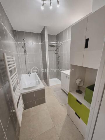 Situé à La Couronne, dans un environnement calme et recherché à seulement quelques minutes à pied de la mer, découvrez ce bel appartement T3 de 67 m² au 1er étage avec ascenseur d’une résidence récente et sécurisée construite en 2011.

Dès l’entrée, vous serez séduits par une agréable pièce de vie lumineuse d’environ 31 m² comprenant un séjour spacieux et une cuisine ouverte entièrement équipée et aménagée, offrant un espace convivial et fonctionnel.

L’espace nuit se compose de deux chambres confortables de 12 m² et 9 m², d’une salle de bain équipée à la fois d’une douche et d’une baignoire, ainsi que d’un WC séparé.

L’atout coup de cœur de ce bien : une exceptionnelle terrasse couverte de 40 m², parfaitement protégée et pensée comme une véritable pièce de vie supplémentaire, à profiter en toute saison.

L’appartement est en très bon état général et dispose également :

- d’une climatisation réversible,
- d’un garage fermé,
- d’une place de parking extérieure privative.

Un bien rare sur le secteur, idéal pour une résidence principale, secondaire ou un investissement à proximité immédiate du littoral.

À visiter sans tarder !