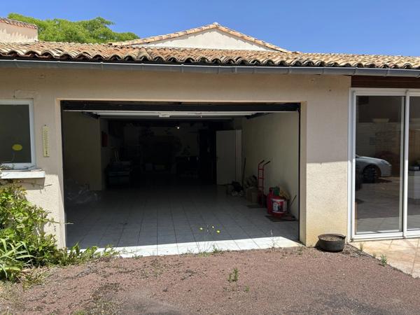 GRANDE MAISON AVEC VASTE SÉJOUR, 3 CHAMBRES, DÉPENDANCES DONT 4 GARAGES, PUITS ET CITERNE SUR 1656 M²