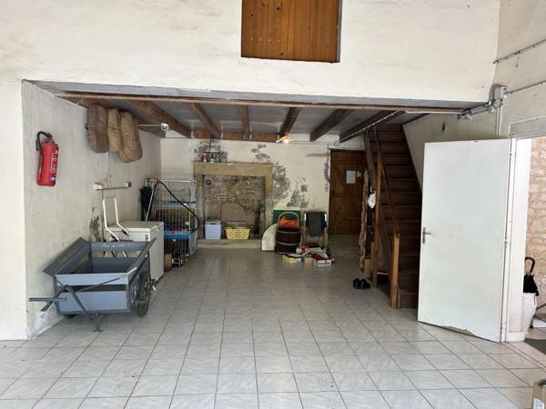 GRANDE MAISON AVEC VASTE SÉJOUR, 3 CHAMBRES, DÉPENDANCES DONT 4 GARAGES, PUITS ET CITERNE SUR 1656 M²
