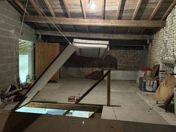 GRANDE MAISON AVEC VASTE SÉJOUR, 3 CHAMBRES, DÉPENDANCES DONT 4 GARAGES, PUITS ET CITERNE SUR 1656 M²