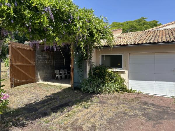 GRANDE MAISON AVEC VASTE SÉJOUR, 3 CHAMBRES, DÉPENDANCES DONT 4 GARAGES, PUITS ET CITERNE SUR 1656 M²