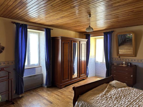 GRANDE MAISON AVEC VASTE SÉJOUR, 3 CHAMBRES, DÉPENDANCES DONT 4 GARAGES, PUITS ET CITERNE SUR 1656 M²
