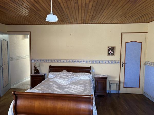 GRANDE MAISON AVEC VASTE SÉJOUR, 3 CHAMBRES, DÉPENDANCES DONT 4 GARAGES, PUITS ET CITERNE SUR 1656 M²