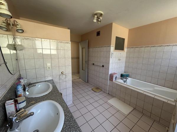 GRANDE MAISON AVEC VASTE SÉJOUR, 3 CHAMBRES, DÉPENDANCES DONT 4 GARAGES, PUITS ET CITERNE SUR 1656 M²