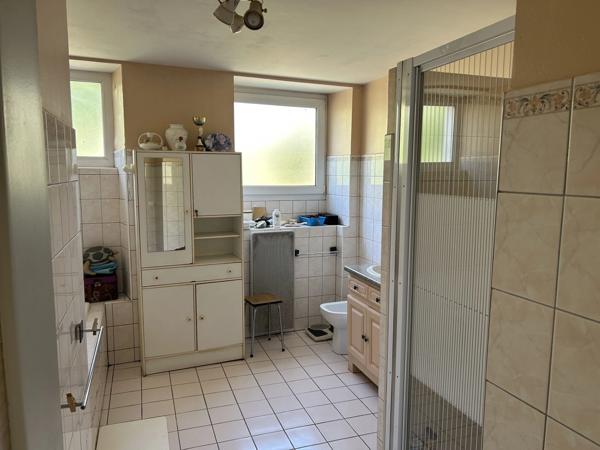 GRANDE MAISON AVEC VASTE SÉJOUR, 3 CHAMBRES, DÉPENDANCES DONT 4 GARAGES, PUITS ET CITERNE SUR 1656 M²