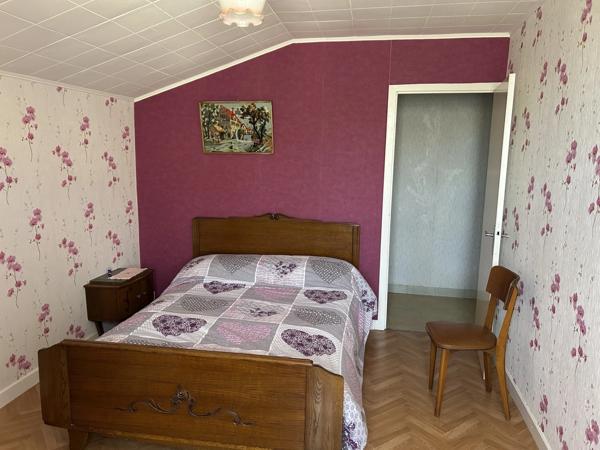 GRANDE MAISON AVEC VASTE SÉJOUR, 3 CHAMBRES, DÉPENDANCES DONT 4 GARAGES, PUITS ET CITERNE SUR 1656 M²