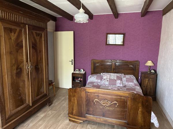 GRANDE MAISON AVEC VASTE SÉJOUR, 3 CHAMBRES, DÉPENDANCES DONT 4 GARAGES, PUITS ET CITERNE SUR 1656 M²