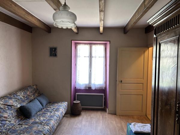 GRANDE MAISON AVEC VASTE SÉJOUR, 3 CHAMBRES, DÉPENDANCES DONT 4 GARAGES, PUITS ET CITERNE SUR 1656 M²