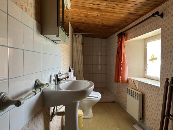 GRANDE MAISON AVEC VASTE SÉJOUR, 3 CHAMBRES, DÉPENDANCES DONT 4 GARAGES, PUITS ET CITERNE SUR 1656 M²