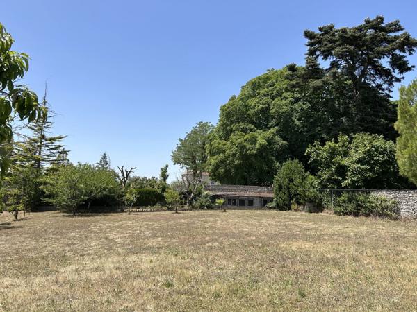 GRANDE MAISON AVEC VASTE SÉJOUR, 3 CHAMBRES, DÉPENDANCES DONT 4 GARAGES, PUITS ET CITERNE SUR 1656 M²