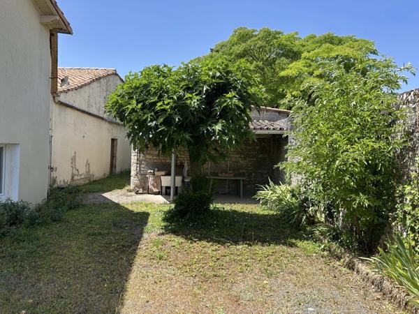 GRANDE MAISON AVEC VASTE SÉJOUR, 3 CHAMBRES, DÉPENDANCES DONT 4 GARAGES, PUITS ET CITERNE SUR 1656 M²