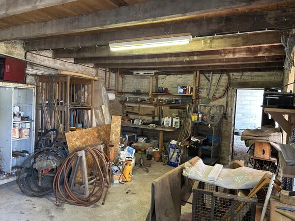 GRANDE MAISON AVEC VASTE SÉJOUR, 3 CHAMBRES, DÉPENDANCES DONT 4 GARAGES, PUITS ET CITERNE SUR 1656 M²