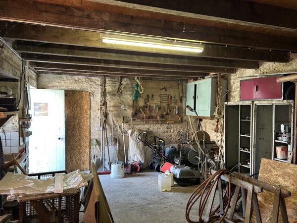 GRANDE MAISON AVEC VASTE SÉJOUR, 3 CHAMBRES, DÉPENDANCES DONT 4 GARAGES, PUITS ET CITERNE SUR 1656 M²