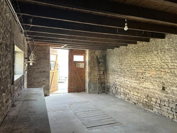 GRANDE MAISON AVEC VASTE SÉJOUR, 3 CHAMBRES, DÉPENDANCES DONT 4 GARAGES, PUITS ET CITERNE SUR 1656 M²
